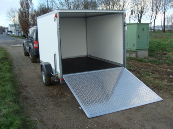 * NEU + super Breit STEMA P-Box STPK O2 13-25-18.1.P15.1 gebremst Kofferanhänger mit AUFFAHRRAMPE 1300 kg - 2550 x 1870 x 1540 EXTRA BREIT 12 Zoll Bereifung abschließbar 100 km/h möglich