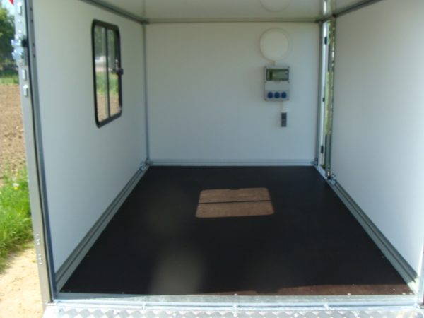 * DER CAMPER STEMA P-Box STPK O2 18-30-18.1.P15.1 Kofferanhänger gebremst 1800 kg einachser 3050 x 1870 x 1540 mm AUFFAHRRAMPE SEITENTÜRE FENSTER ELEKTROPAKET (Stromanschluss) – Bild 11