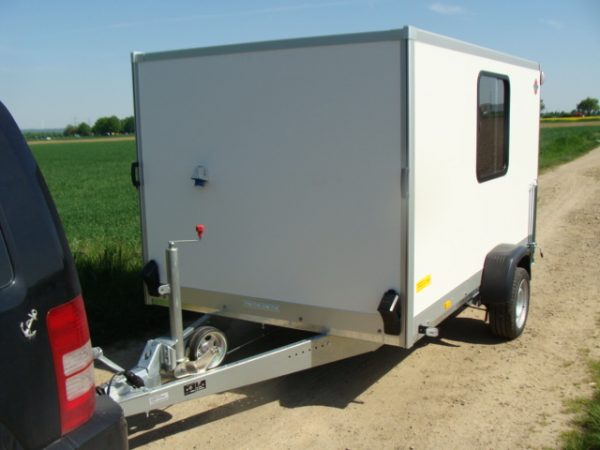 * DER CAMPER STEMA P-Box STPK O2 18-30-18.1.P15.1 Kofferanhänger gebremst 1800 kg einachser 3050 x 1870 x 1540 mm AUFFAHRRAMPE SEITENTÜRE FENSTER ELEKTROPAKET (Stromanschluss) – Bild 2