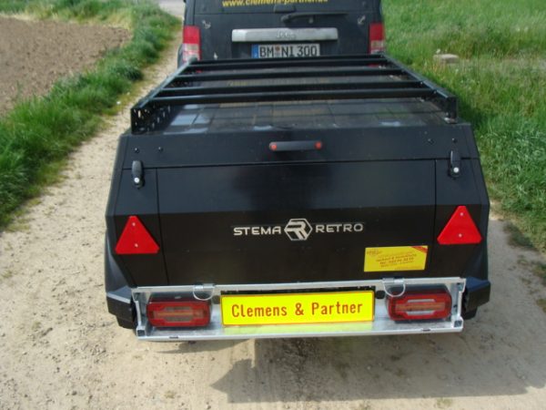 STEMA RETRO 850 kg schwarz mit Dachreling Deckelanhänger/Campinganhänger gebremst 1470 x 1070 x 400 mm - 100 km/h Urlaubsanhänger abschließbar Stahlfelgen 195/55 R10C – Bild 4