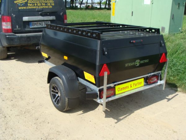 STEMA RETRO Advanced 850 schwarz mit Dachreling Deckelanhänger/Campinganhänger gebremst 1470 x 1070 x 400 mm - 100 km/h Urlaubsanhänger abschließbar Bereifung Alufelge black 195/55 R10C – Bild 4